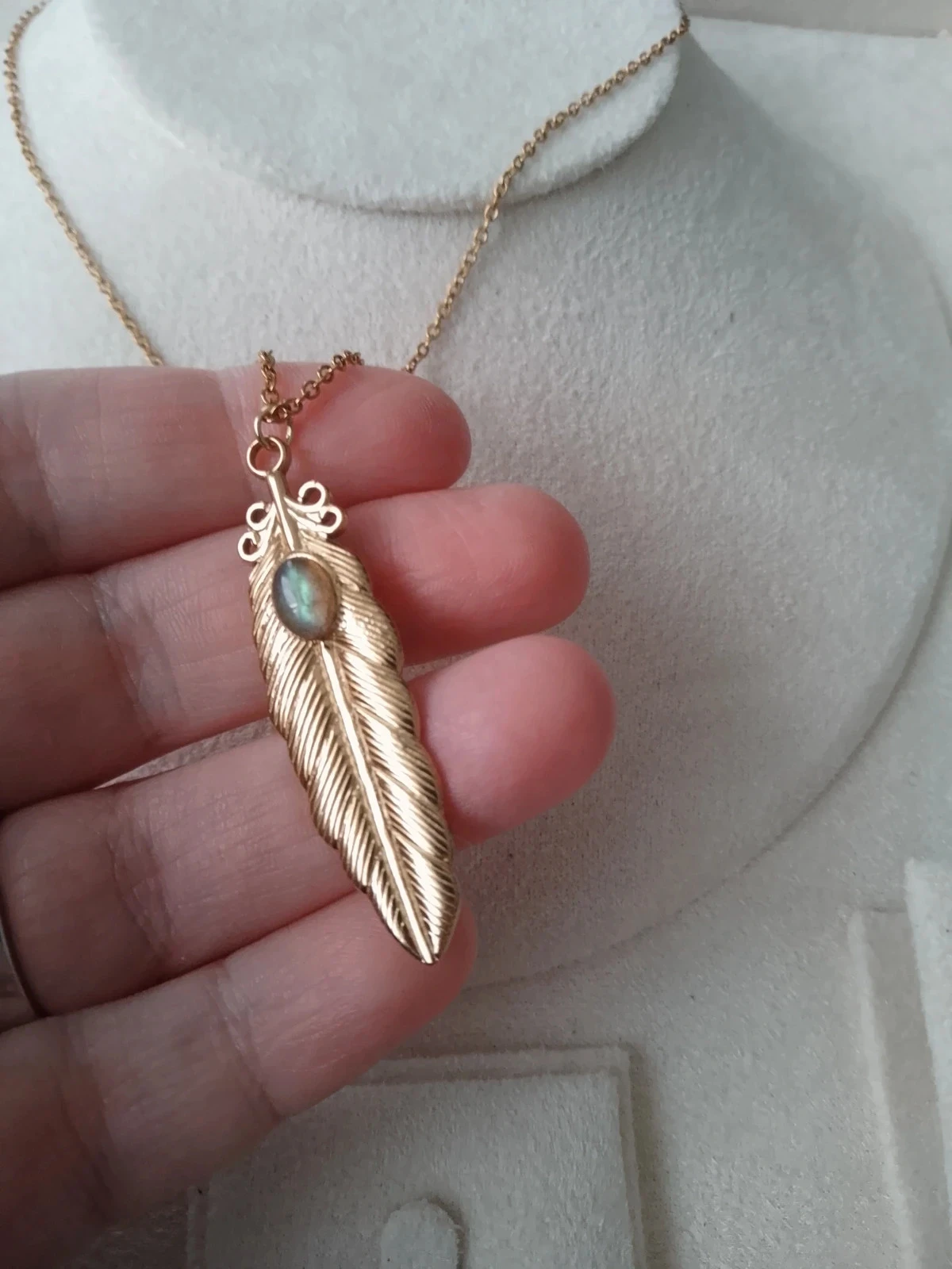 Collar bohemio con pluma y piedra de labradorita – photo 2